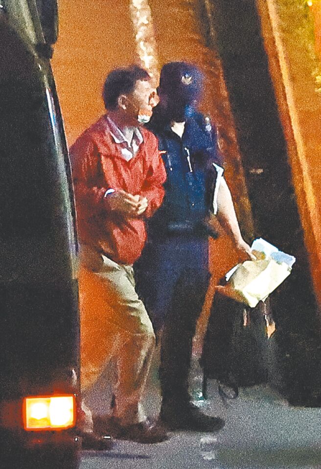 台北市前副市长彭振声（图左）裁定羁押禁见，2日凌晨约4点20分被送进台北看守所。（刘宗龙摄）