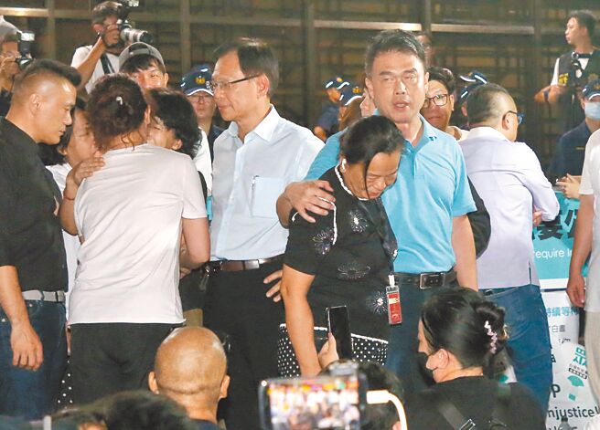 民眾党主席柯文哲遭台北地检署依违背职务收贿罪、图利罪声押禁见，台北地院法官认为柯犯罪嫌疑不重大，无保请回，法院外支持者开心落泪。（赵双杰摄）