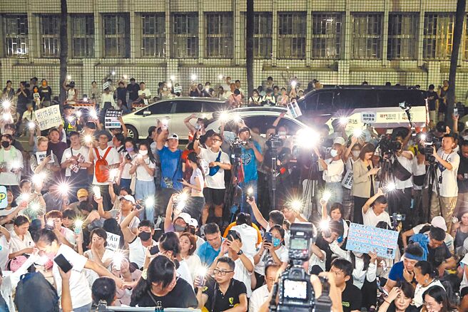 柯文哲涉京华城案被声押，开庭审理期间，支持者带着标语漏夜在北检外声援。（邓博仁摄）