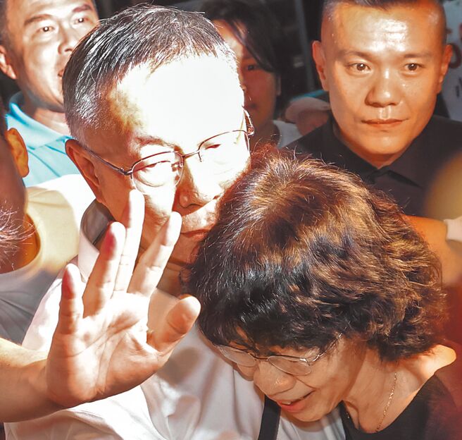 民眾党主席柯文哲2日凌晨获无保请回，一出法院大门，其妻陈佩琪就上前拥抱。（邓博仁摄）