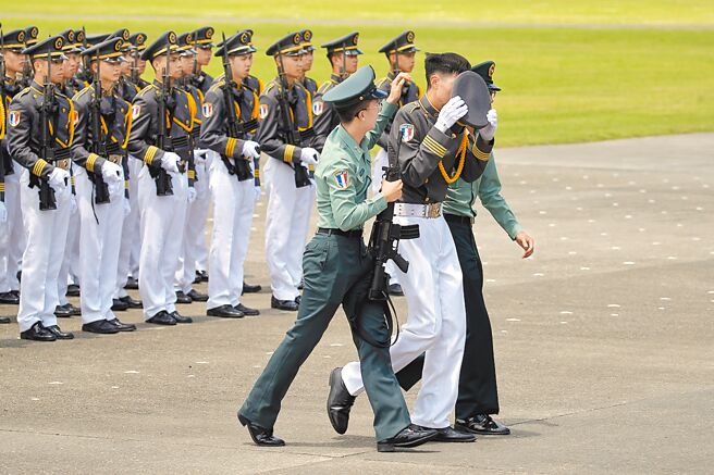 今年6到8月全台共有2667人次因熱傷害就醫，相較於去年同期的1846人次，成長逾4成。圖為「黃埔建校100周年校慶」6月16日在高雄陸軍軍官學校舉行，1名國防大學的官校生中暑身體不適。（本報資料照片）