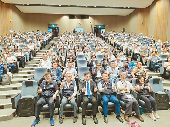 南方領袖教育學院首場座談邀請環境部長彭啓明（前排左三）談論如何應對氣候變遷。（任義宇攝）