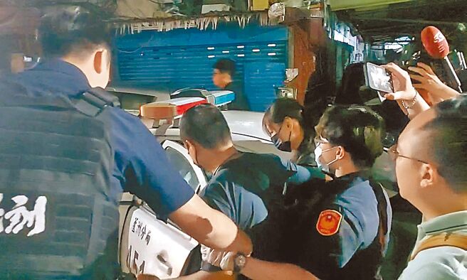 新北市蘆洲區2日傍晚傳出雙屍命案，69歲涂姓男子與39歲長子被發現陳屍在住家臥室內，長女（左三）與夫婿（左二）晚間近9時來到住處，協助指認與配合警方調查。（張鎧乙攝）全國各縣市安心專線1925