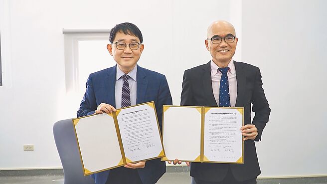 国家卫生研究院与台东大学一同推动台东地区高龄普惠科技应用与发展，2日由国家卫生研究院群体健康科学研究所所长邱弘毅（左）与台东大学校长郑宪宗（右）签订合作协议。（萧嘉蕙摄）