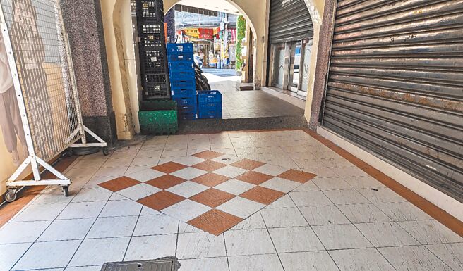 基隆市長謝國樑2日宣布，市府將自今年10月底起對仁二路、愛四路、仁三路等廟口夜市商圈路段施作騎樓整平工程。圖為仁二路騎樓。（張志康攝）