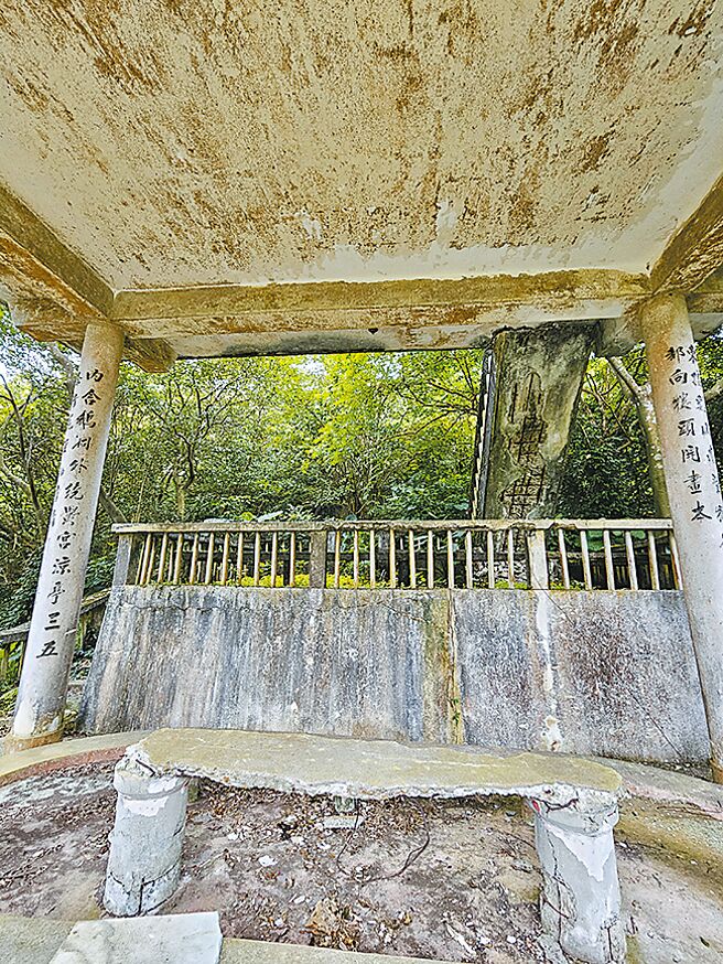 曾是台灣第1處文學步道的基隆天鵝洞，早年興建的環碧樓亭台因地震崩壞。（基隆市政府提供／張志康基隆傳真）