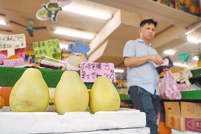 大陸2日宣布有條件解禁文旦柚，此次採「認證果園」的方式，只要綠營縣市的農產品經認證通過，也可輸陸。圖為水果行販售文旦柚。（鄧博仁攝）