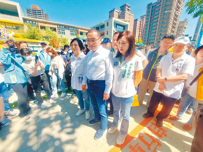 新北市長侯友宜（前右二）2日視察三重區新北高中通學廊道改善工程。（張鎧乙攝）