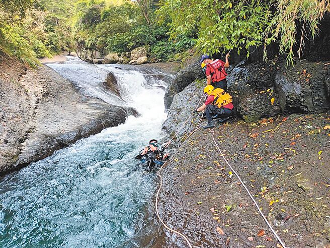 新北市20岁李姓男子8月31日赴桃园市復兴区宇内溪上游戏水，消防局出动救援，男子因卡暗流不幸溺毙。（桃市消防局提供／吕筱蝉桃园传真）
