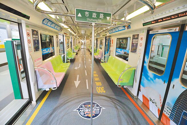 Red Bull Showrun Taichung捷運彩繪列車2日開箱，賽道、路標搬進車內彷彿身歷其境。（陳淑娥攝）