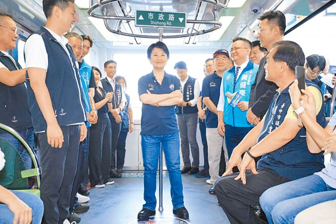 Red Bull Showrun Taichung將於9月28日登場，市長盧秀燕（中）2日開箱捷運彩繪列車。（陳淑娥攝）