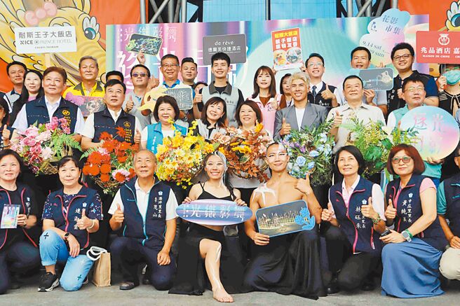 「光織影舞」是中秋節前後嘉義市主要戶外藝術活動，嘉義市政府2日舉辦宣傳記者會，邀全台各地民眾9月14日至9月29日到北香湖公園欣賞逐光月影。（呂妍庭攝）