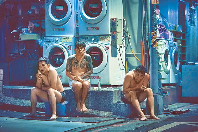 片中施名帅（左起）、张再兴、郑人硕待的洗衣店已成打卡景点。（曼尼娱乐提供）