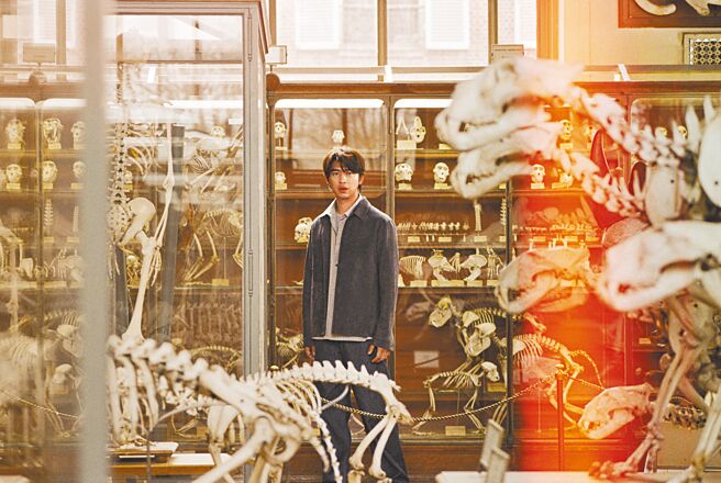 陳柏霖在巴黎古生物解剖學博物館拍攝peter wu 2024秋冬系列形象照和影片。（peter wu提供）