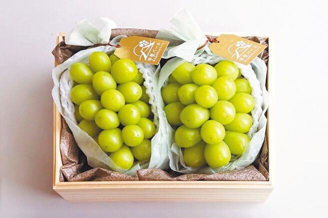 SOGO忠孝館Fresh Mart山梨甲斐珍珠麝香桐木雙房禮盒，4299元。（SOGO提供）