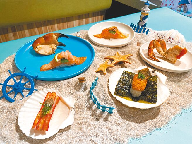 争鲜开卖6款季节限定餐点，丰富海味的鲑鱼、螃蟹寿司都吃得到。（朱世凯摄）