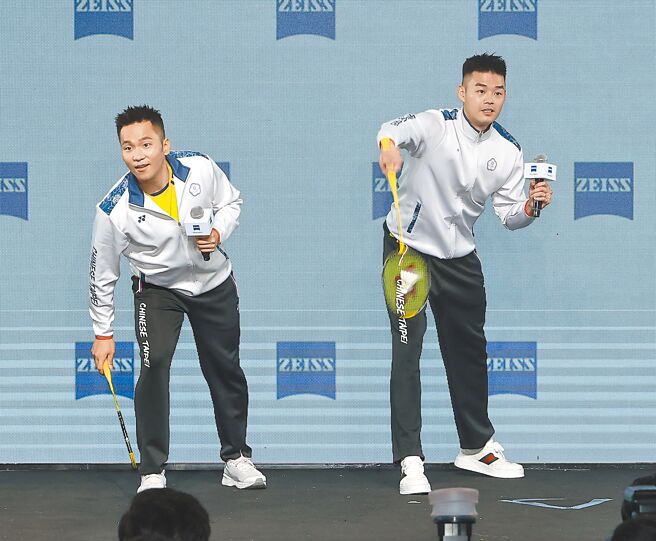 奧運羽球男雙金牌組合李洋（左）、王齊麟（右）2日響應「新視代運動員支持計畫」。（劉宗龍攝）
