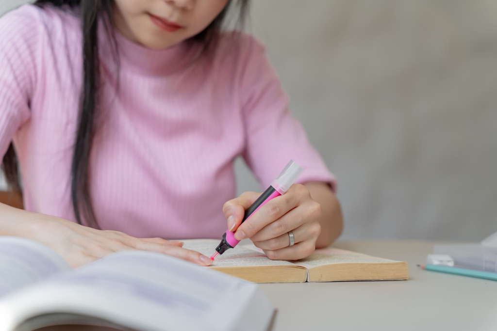 女大生圖書館「直播露奶」 一抖內就脫衣 嬌喊：開學加油 - 搜奇