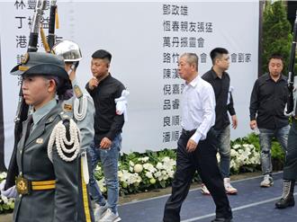 周典論現身角頭「鴨頭」告別式！曝：做人要有情有義