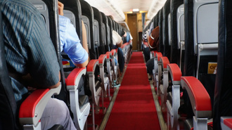 搭飞机遭夹击 2男双腿大开全程「紧贴碰触」！正妹超崩溃