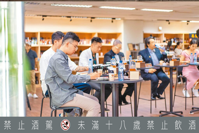 金威獎「生活玩家」盲測場次，8位評審專心評比9款威士忌。（吳松翰攝）飲酒過量 有礙健康