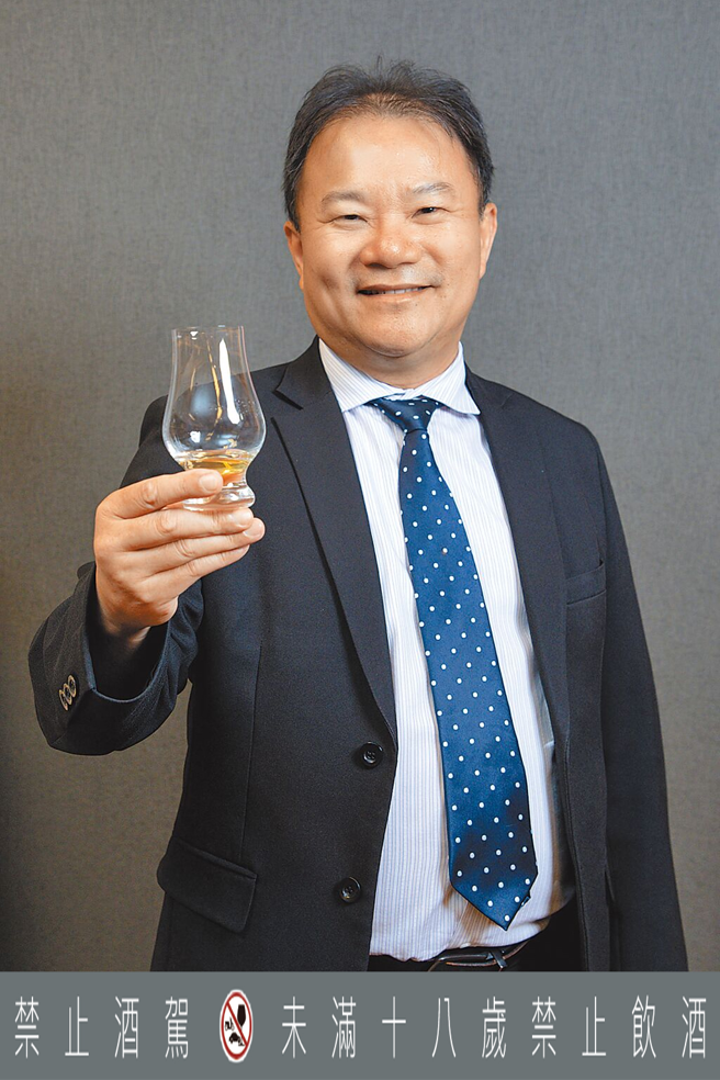 《中國時報》副社長王儒哲表示，參與金威獎盲測者都是足以撼動威士忌產業的關鍵。（林勝發攝）飲酒過量 有礙健康