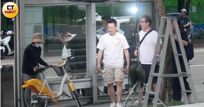 一早阳光就颇大，晒得哈林脸揪了起来。（图／本刊摄影组）