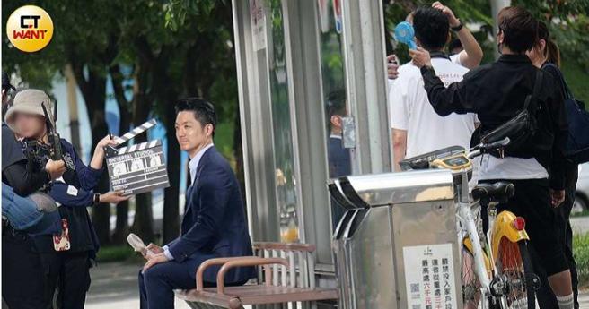 台北市长蒋万安一身西装看来也相当闷热，手上拿着小电扇微微消暑。（图／本刊摄影组）