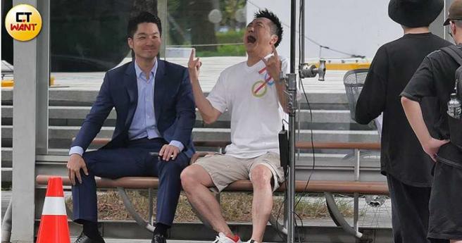 哈林和蒋万安一起坐在椅子上聊天閒话家常，哈林还比出ROCKER的手势感觉超嗨。（图／本刊摄影组）