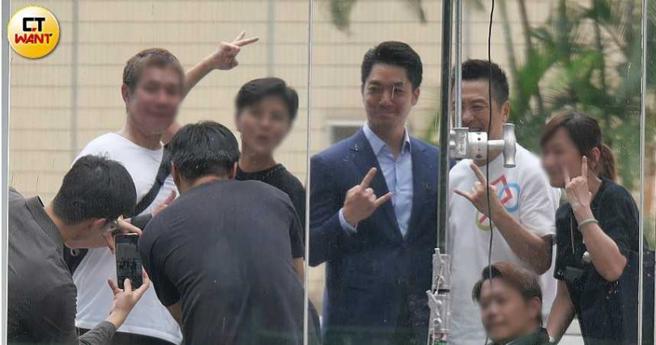 拍摄空檔哈林与蒋万安及工作人员开心合影留念。（图／本刊摄影组）