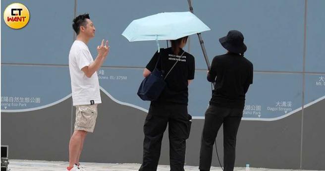 哈林补拍一些画面后终于可以收工。（图／本刊摄影组）