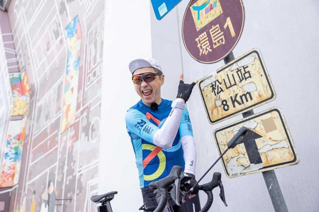 去年哈林藉由《骑吧！哈林小队》节目完成他骑单车环岛的梦想。（图／翻摄自《骑吧！哈林小队》脸书）