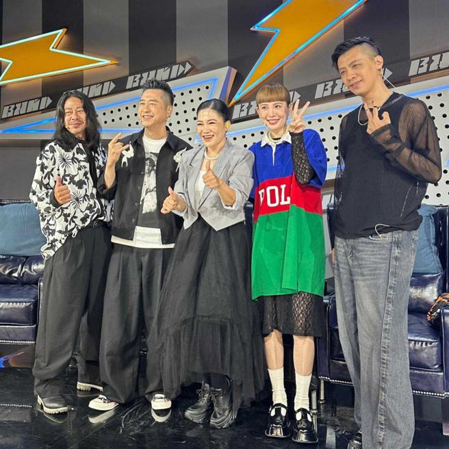 哈林（左二）今年接下乐团选秀节目《一起听团吧》，对玩团仍充满热情活力。（图／翻摄自庾澄庆脸书）