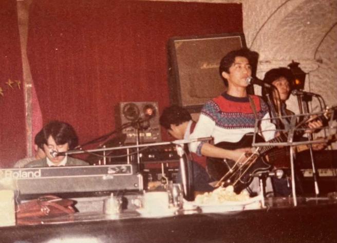 哈林从念书时就开始玩团玩音乐，至今仍乐此不疲。（图／翻摄自庾澄庆脸书）