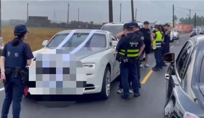 屏东角头「鸭头」陈昫豪的告别式4日登场，警方出动200多名警力重兵部署，除以「M-Police」逐一实施盘查外，在公祭前还先盘查前来致哀的50辆超跑。（警方提供／谢佳潾屏东传真）