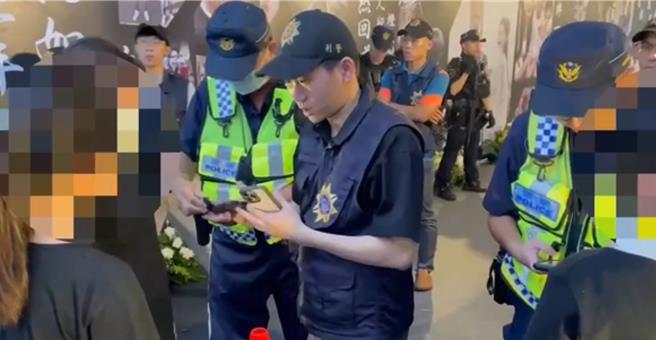 屏东角头「鸭头」陈昫豪的告别式4日登场，警方出动200多名警力重兵部署，除以「M-Police」逐一实施盘查外，在公祭前还先盘查前来致哀的50辆超跑。（警方提供／谢佳潾屏东传真）