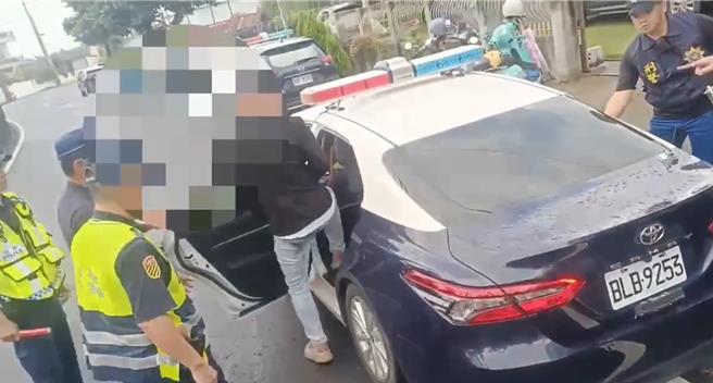 屏东角头「鸭头」陈昫豪的告别式4日登场，警方出动大批警力重兵部署，不料仍有通缉犯「重情重义」前来吊唁，当场遭警方盘查逮获。（警方提供／谢佳潾屏东传真）