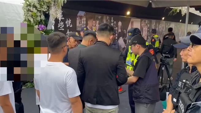 「鸭头」的公祭4日早上8时登场，场面隆重盛大，据悉各方角头都有派人前往吊唁，为此，警方在会场主要出入口及登记处以「M-Police」实施盘查。（警方提供／谢佳潾屏东传真）