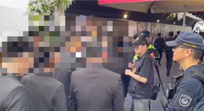 「鸭头」的公祭4日早上8时登场，场面隆重盛大，据悉各方角头都有派人前往吊唁，为此，警方在会场主要出入口及登记处以「M-Police」实施盘查。（警方提供／谢佳潾屏东传真）