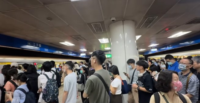 北捷月台塞爆，让许多旅客一头雾水。（图／网友授权提供）