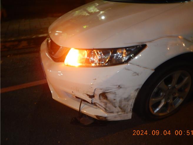 台中北區太原路近綏遠路3日深夜發生自小客1車撞5輛機車車禍，肇事自小客車車身損毀，駕駛未受傷。（民眾提供／馮惠宜台中傳真）