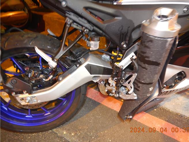 台中北區太原路近綏遠路3日深夜發生自小客1車撞5輛機車車禍，除正準備停車的機車受損、騎士受傷，也波及路邊停放4輛機車。（民眾提供／馮惠宜台中傳真）