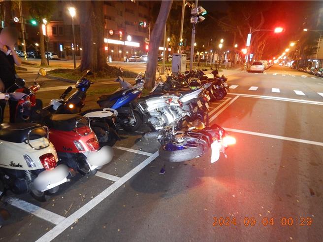 台中北區太原路近綏遠路3日深夜發生自小客1車撞5輛機車車禍，除正準備停車的機車受損、騎士受傷，也波及路邊停放4輛機車。（民眾提供／馮惠宜台中傳真）
