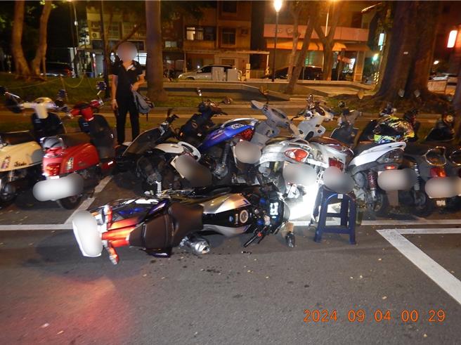 台中北區太原路近綏遠路3日深夜發生自小客1車撞5輛機車車禍，除正準備停車的機車受損、騎士受傷，也波及路邊停放4輛機車。（民眾提供／馮惠宜台中傳真）