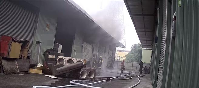 大寮铁皮屋火警，所幸无人伤亡。（翻摄照片／高雄洪靖宜传真）