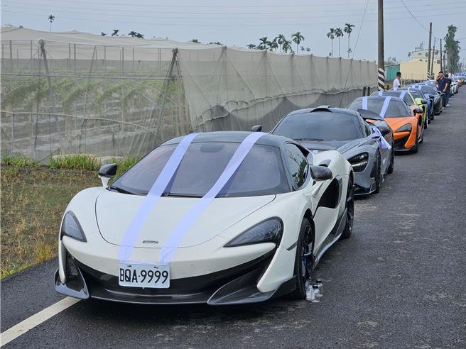 屏东角头「鸭头」陈昫豪的告别式4日登场，而场外的长兴路停了51辆超跑，不仅绵延逾1公里，还使得这条原是平淡无奇的乡间小路瞬间价值7、8亿。（罗琦文摄）