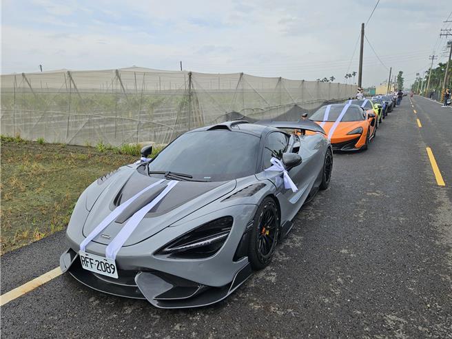 屏东角头「鸭头」陈昫豪的告别式4日登场，而场外的长兴路停了51辆超跑，不仅绵延逾1公里，还使得这条原是平淡无奇的乡间小路瞬间价值7、8亿。（罗琦文摄）