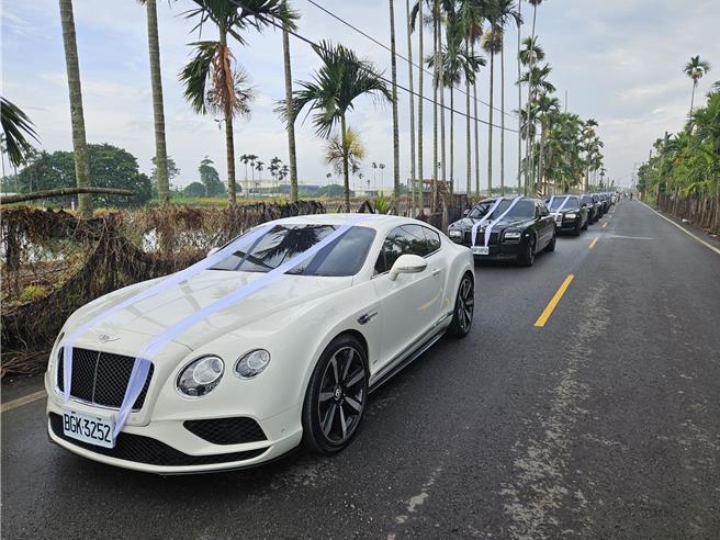 屏东角头「鸭头」陈昫豪的告别式4日登场，而场外的长兴路停了51辆超跑，不仅绵延逾1公里，还使得这条原是平淡无奇的乡间小路瞬间价值7、8亿。（罗琦文摄）