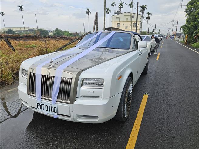 屏东角头「鸭头」陈昫豪的告别式4日登场，而场外的长兴路停了51辆超跑，不仅绵延逾1公里，还使得这条原是平淡无奇的乡间小路瞬间价值7、8亿。（罗琦文摄）