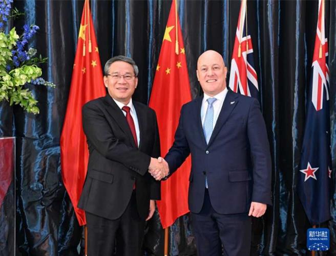 大陆国务院总理李强出访纽西兰，当地时间2024年6月13日下午，在威灵顿总督府同纽西兰总理拉克森举行会谈。（新华社）